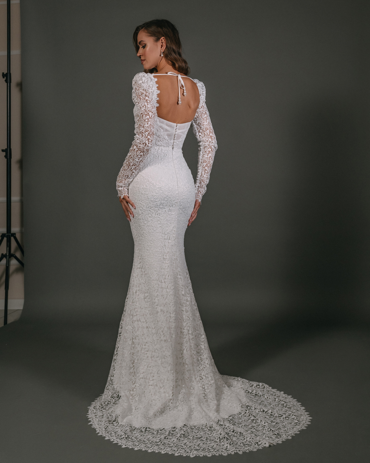 Белое кружевное свадебное платье рыбка с рукавами и декольте фото