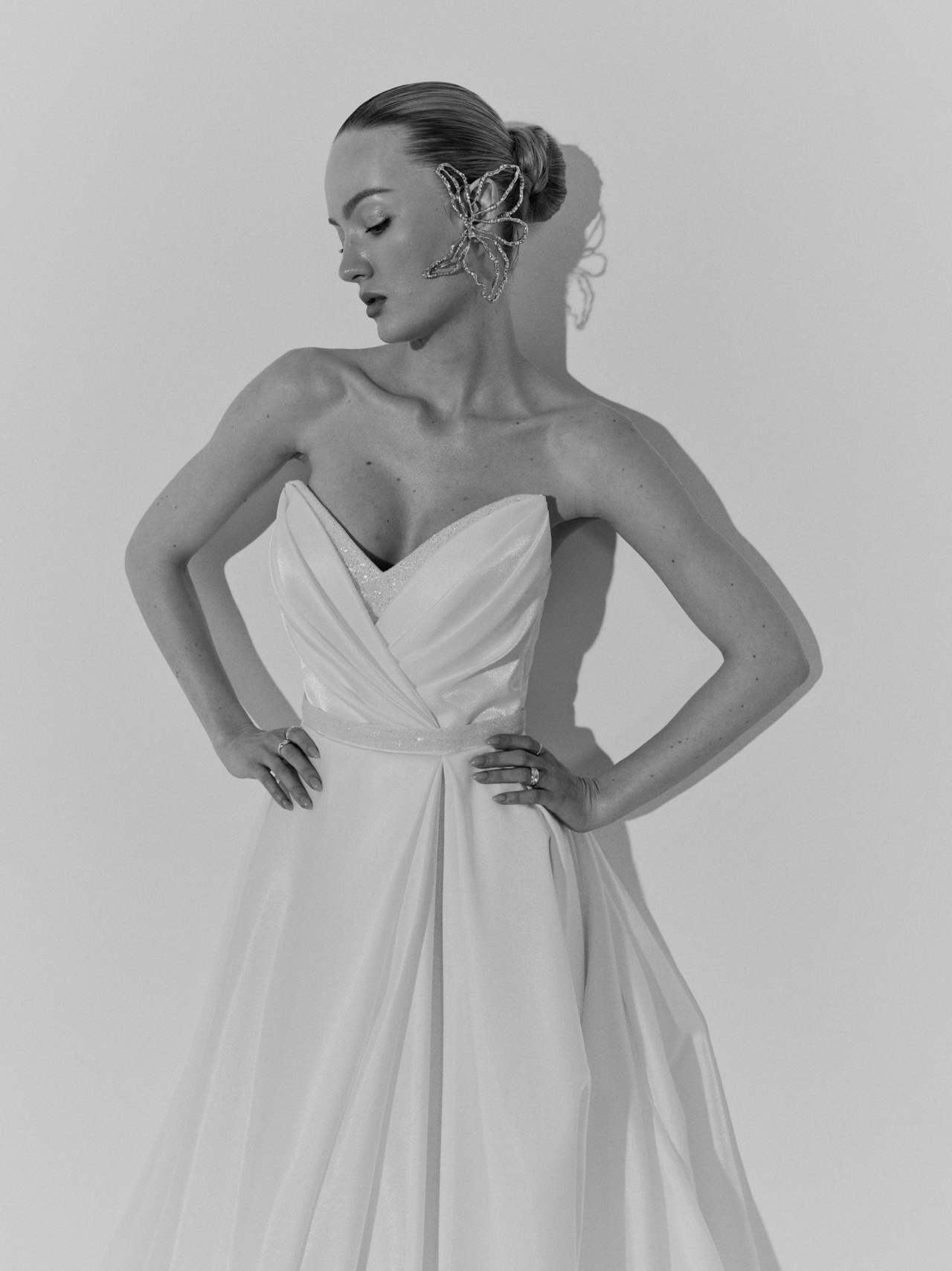 Классическое сваедебное платье с блестящим декором декольте фото