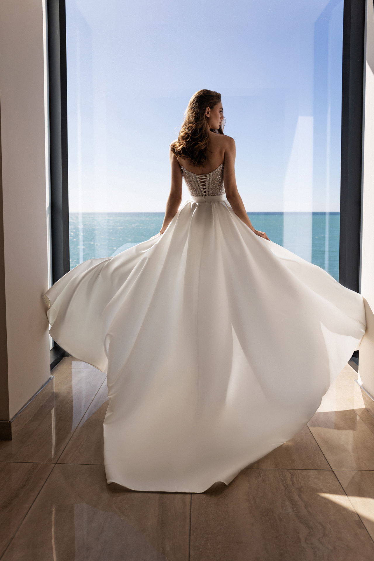 Стильное свадебное платье со съемной атласной юбкой фото