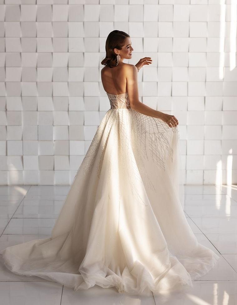 Серебряное свадебное платье с вырезом в форме сердца фото