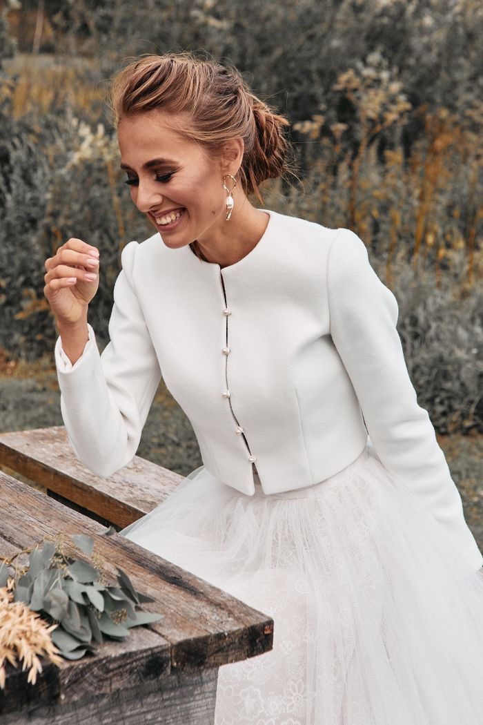 Белый жакет с длинным рукавом