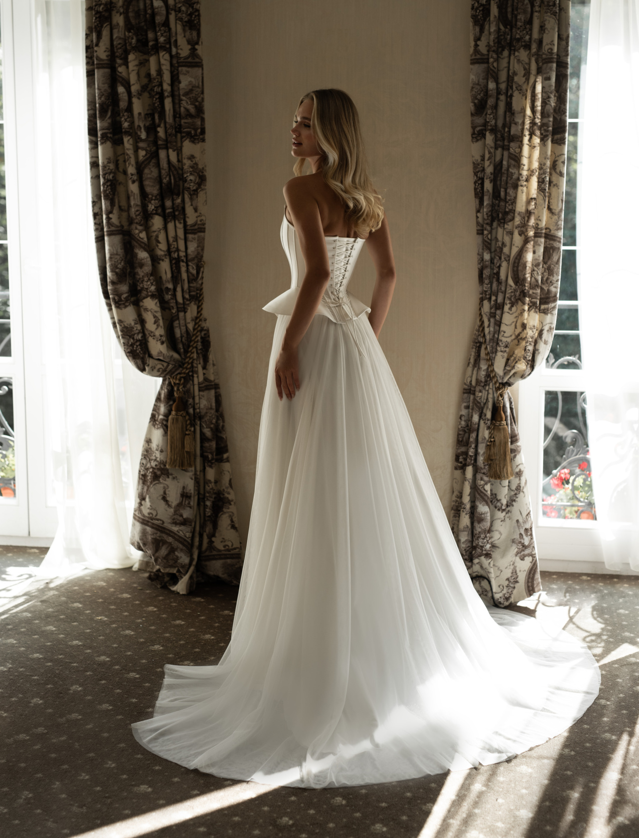 Стильный свадебный комплект с корсетом и шифоновой юбкой фото