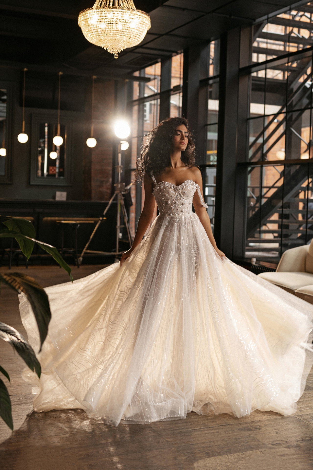 Свадебное платье с крупным жемчугом на корсете фото