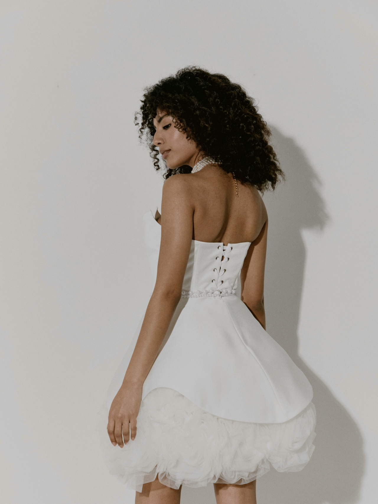 Стильный комплект из атласного мини платья и юбки из 3Д цветов фото