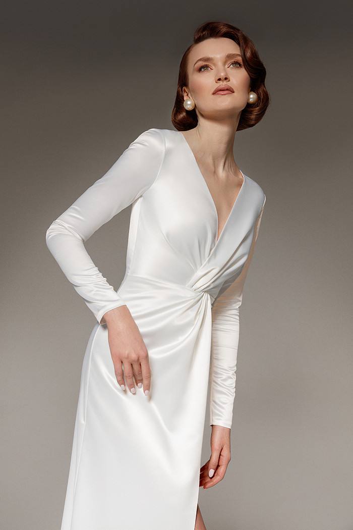 Минималистичное свадебное платье с v-вырезом фото