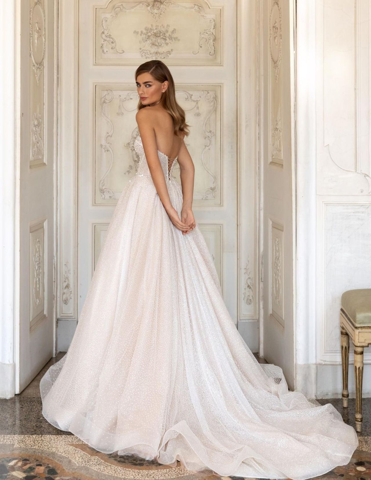 Ослепляющее свадебное платье с длинным шлейфом фото