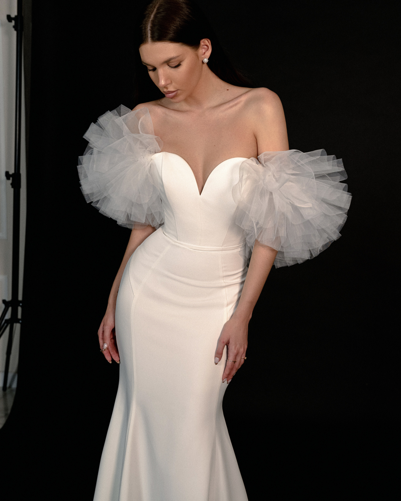 Свадебное платье с воланами на плечах фото