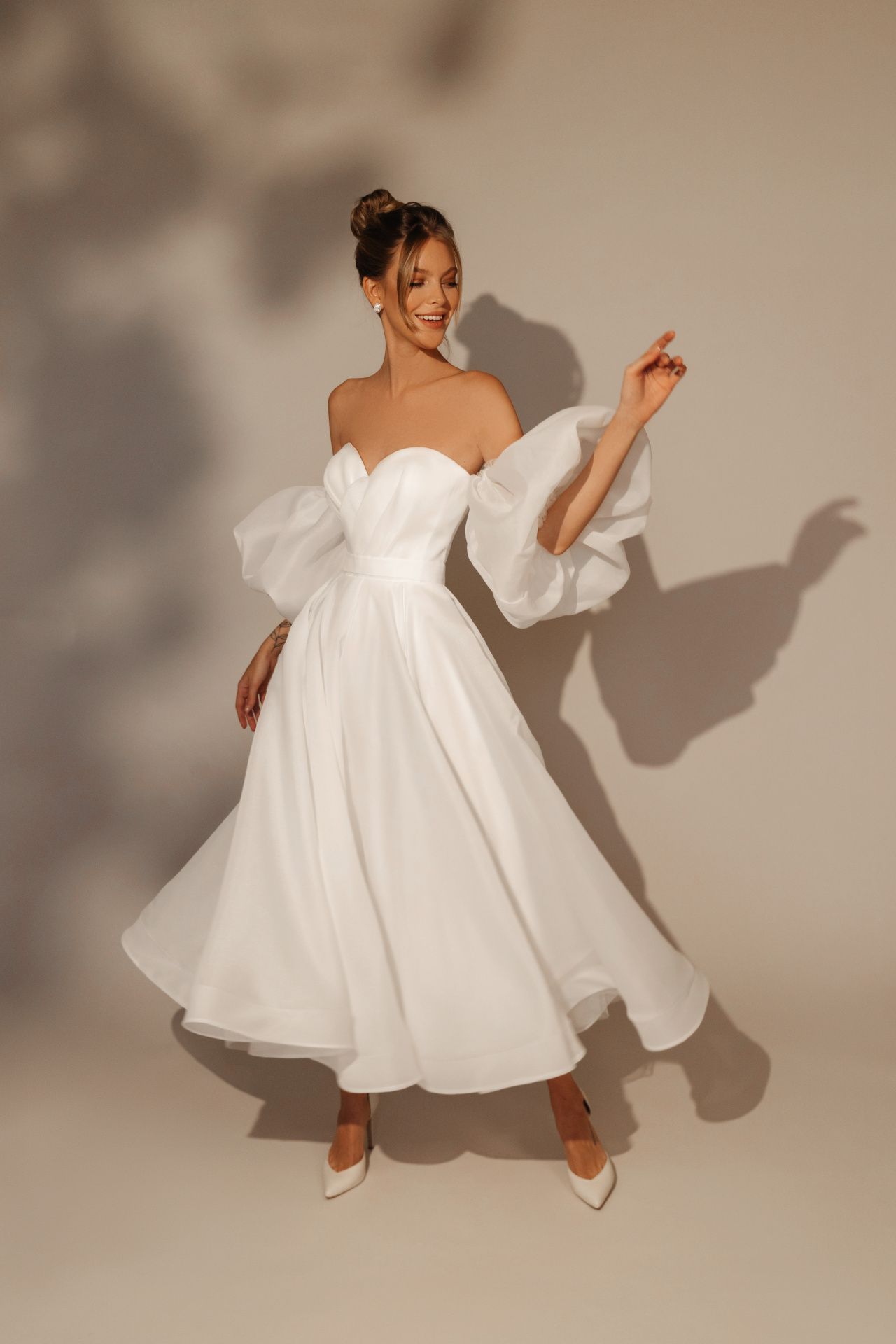 Белое свадебное платье миди с объемными рукавами фото