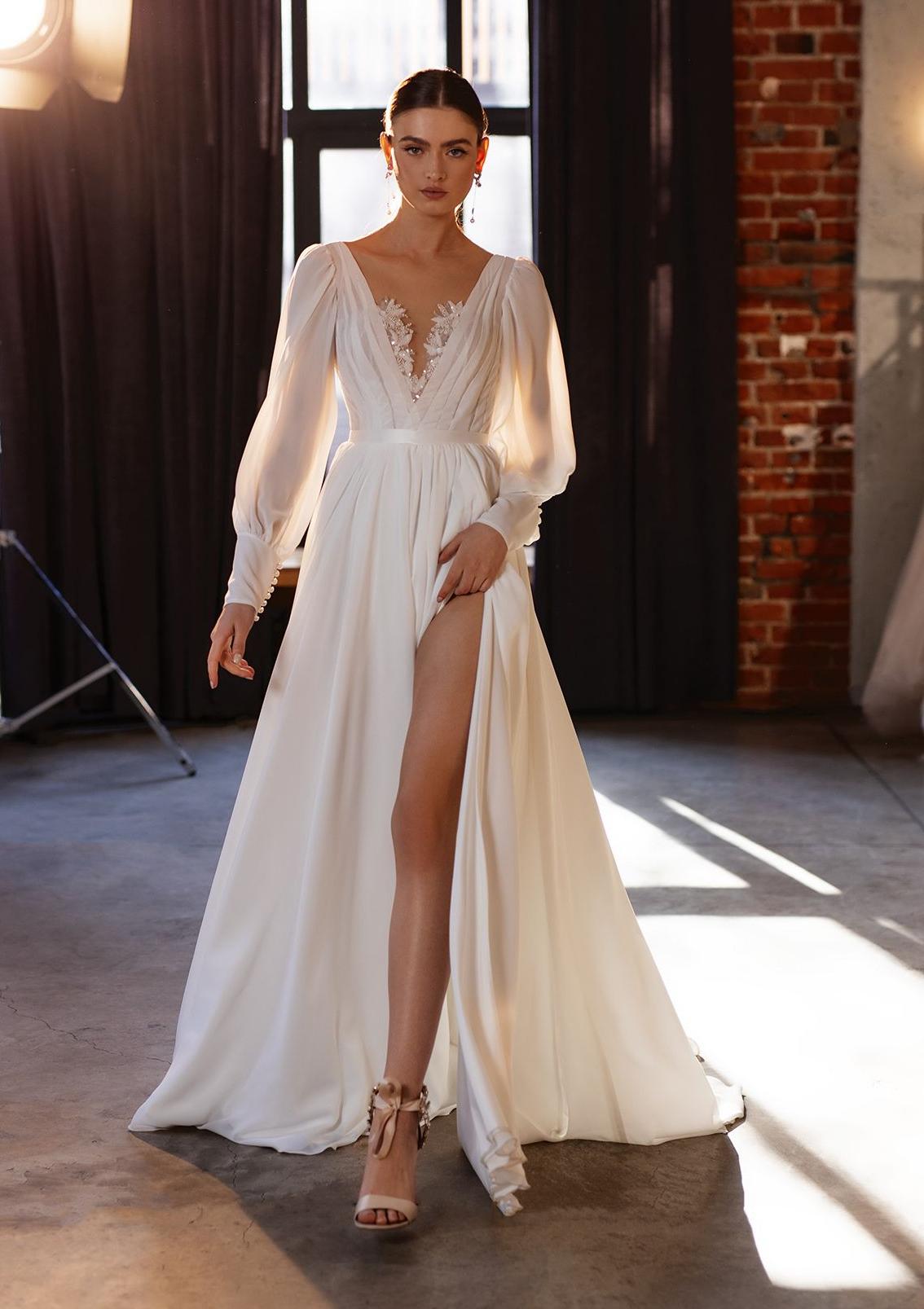 Струящееся свадебное платье с объемными рукавами фото