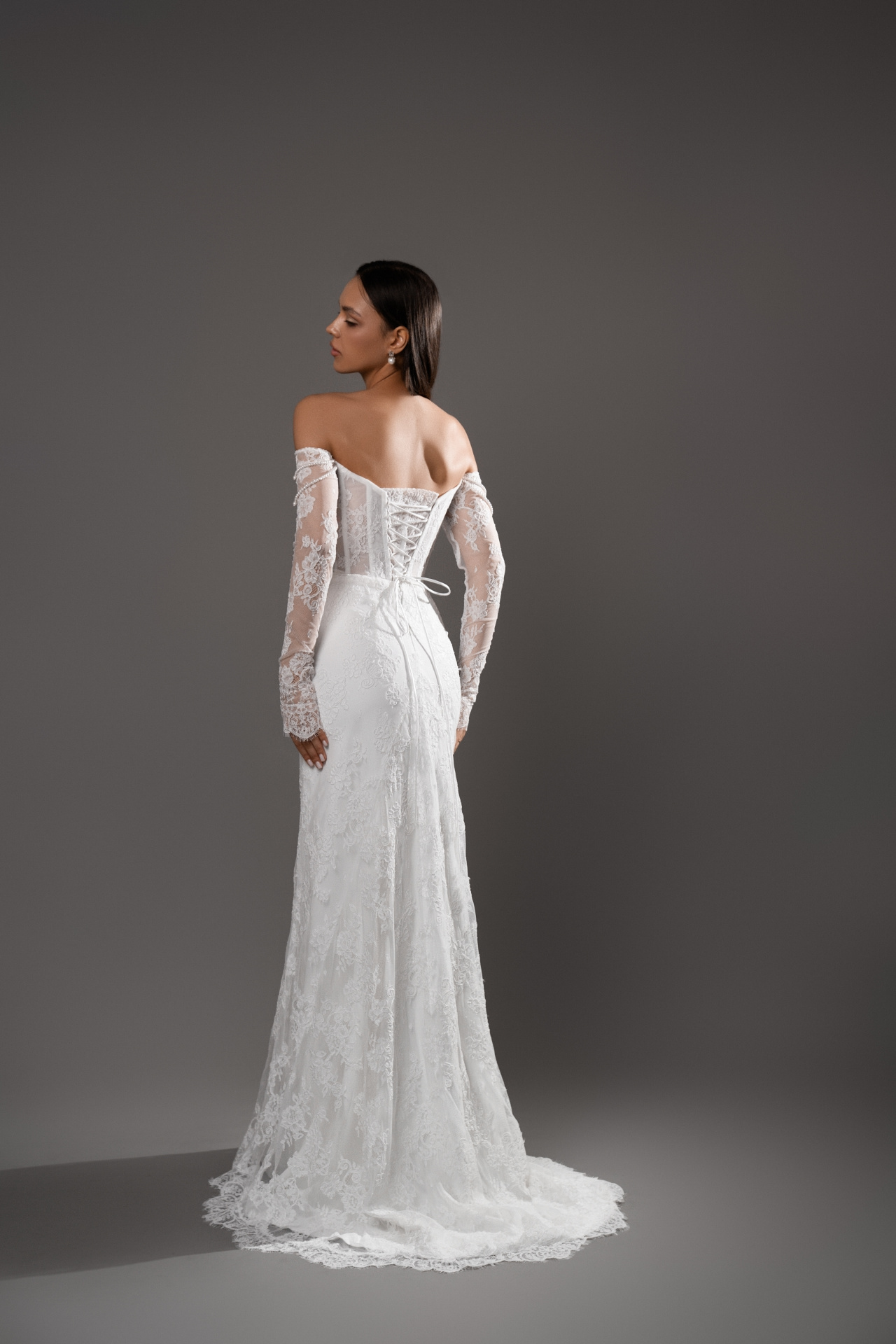 Кружевное свадебное платье русалка с декором из бус фото