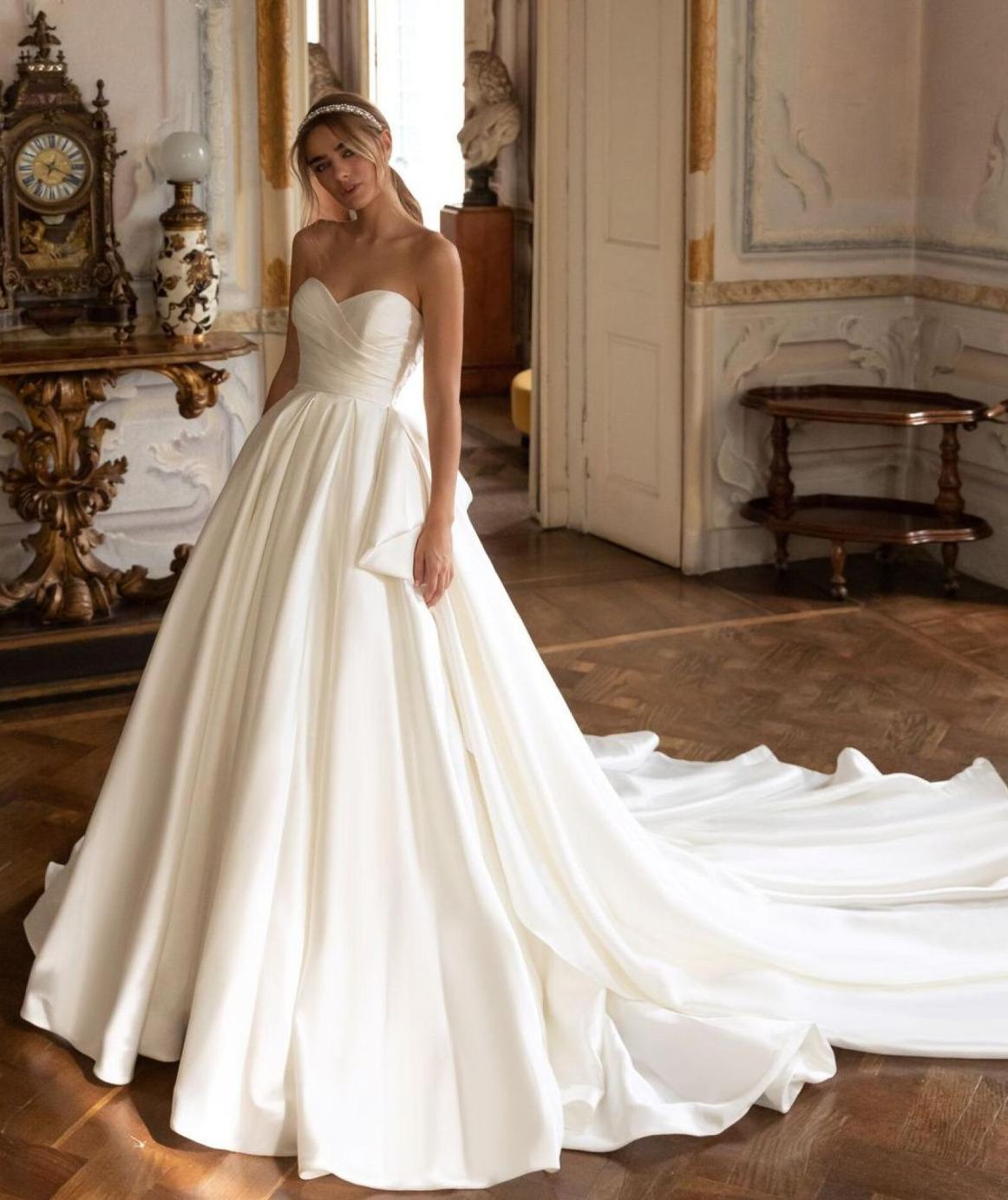 Королевское атласное свадебное платье фото