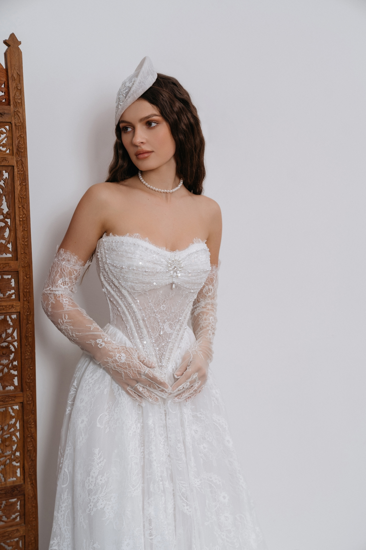 Роскошное кружевное свадебное платье с диснеевским корсетом фото