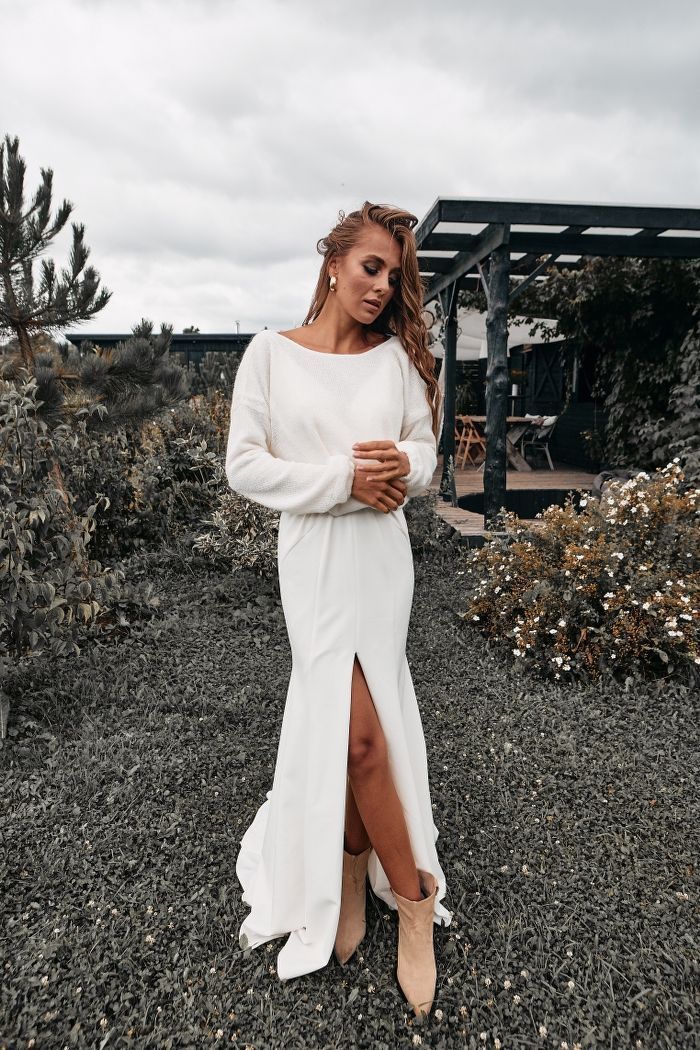 Молочный свитер с кружевом