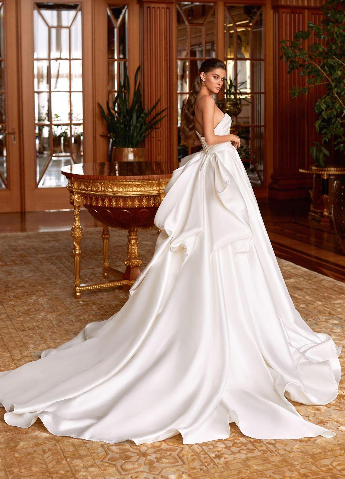 Пышное атласное свадебное платье с вырезом в форме сердца фото