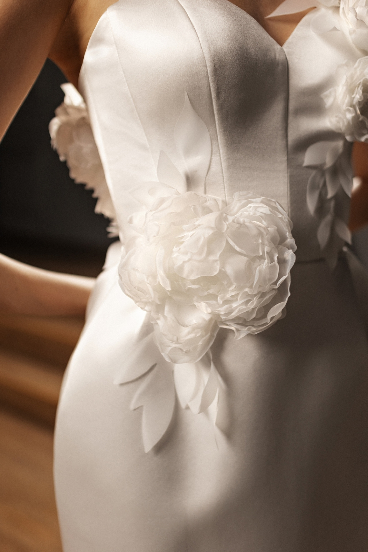 Свадебное платье мини с объемными цветами фото