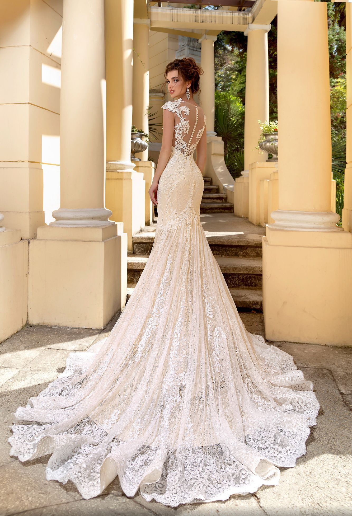 Кружевная русалка с красивым декольте фото