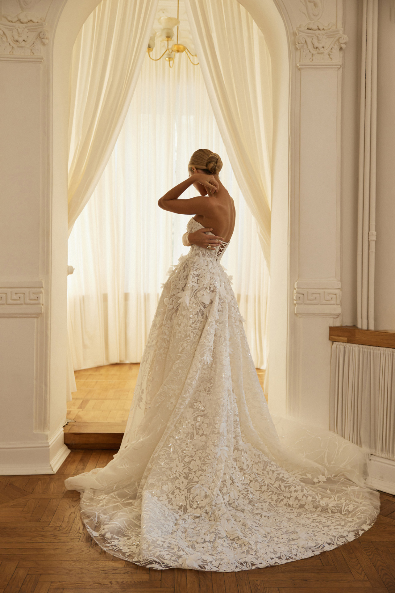 Пышное свадебное платье из роскошного цветочного кружева фото