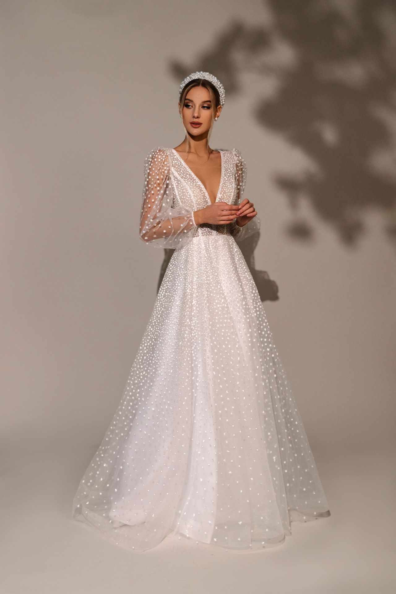 Сверкающее свадебное платье с рукавами и открытой спиной фото