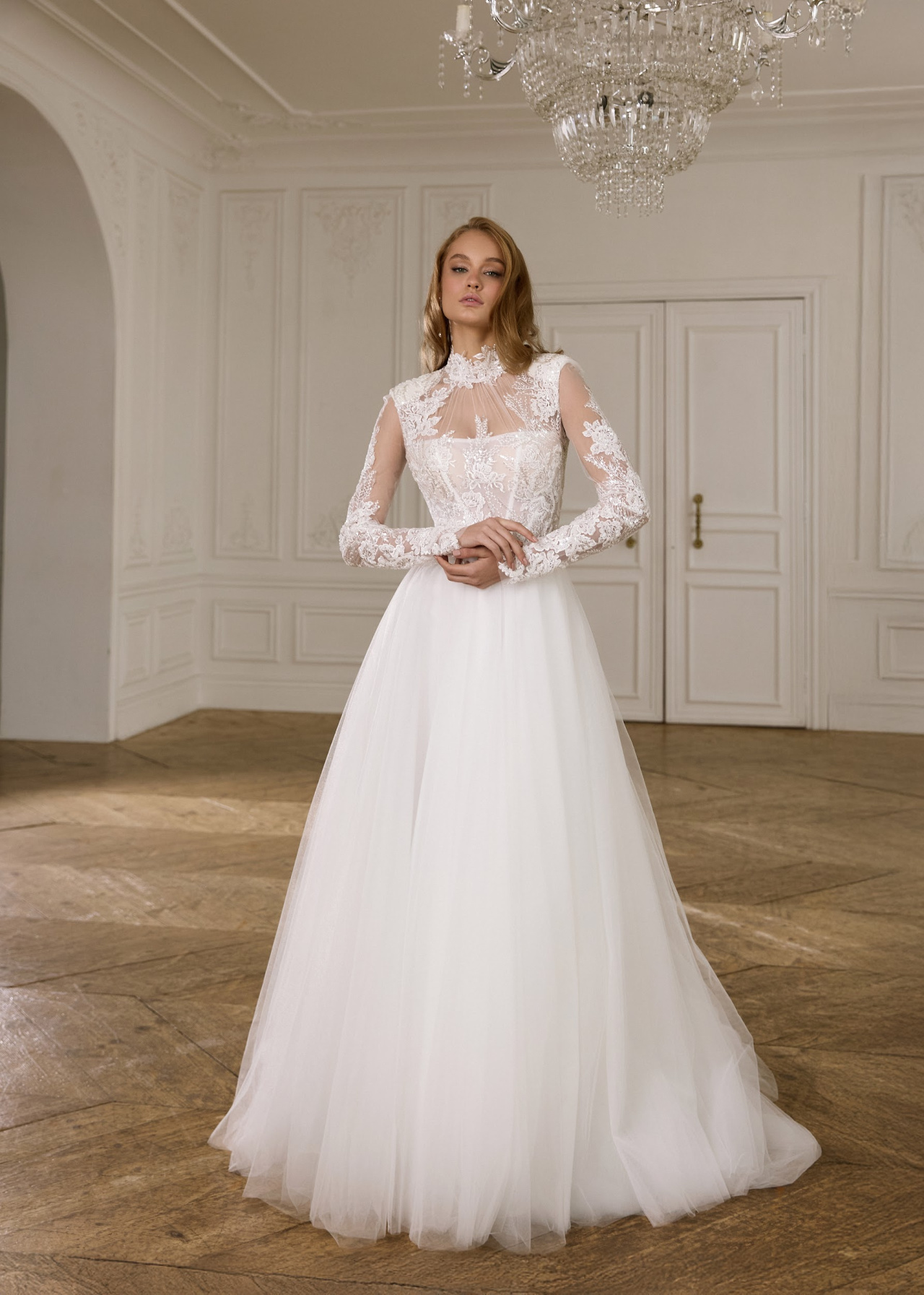 Закрытое свадебное платье с юбкой из фатина и кружевным верхом фото
