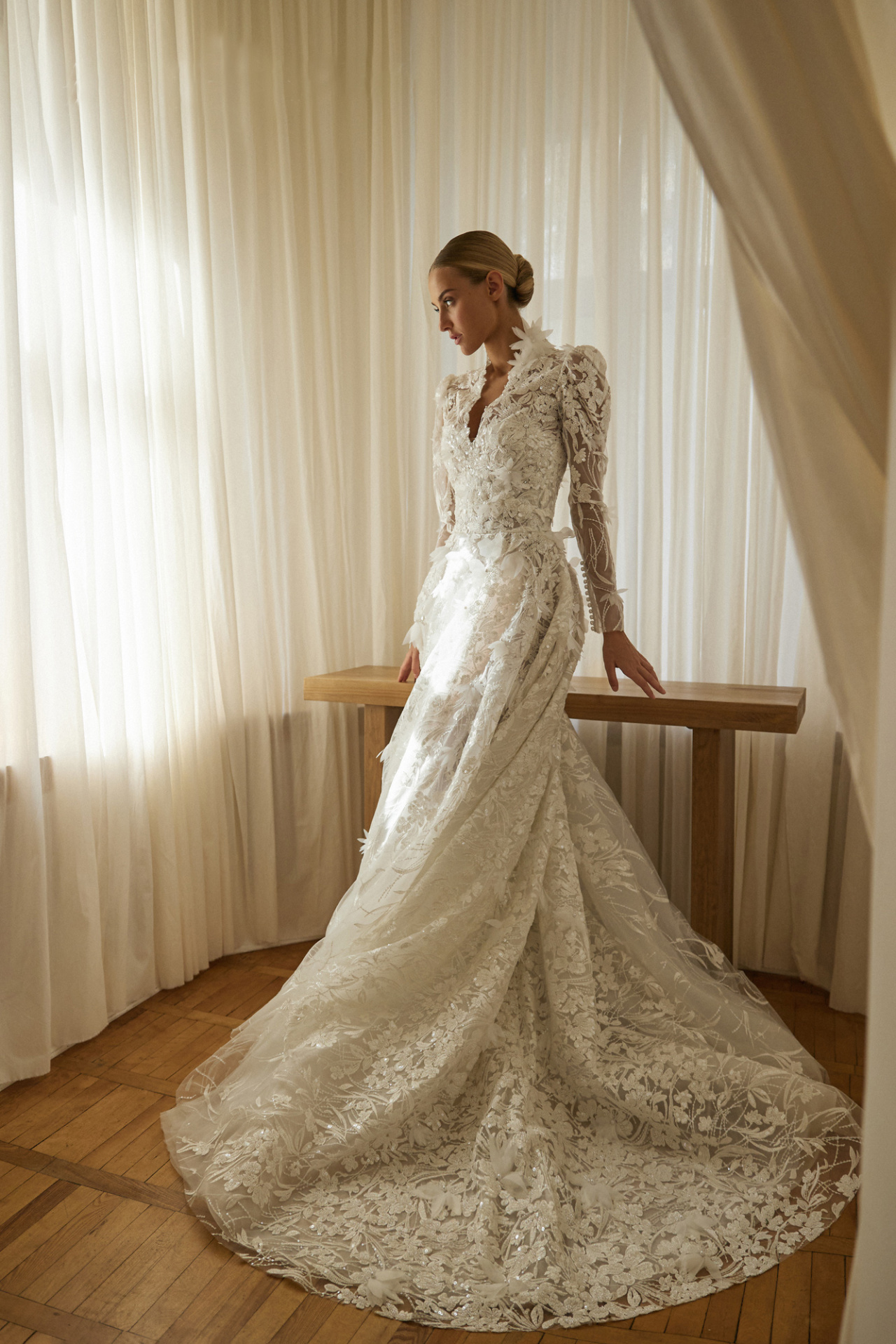 Пышное свадебное платье из роскошного цветочного кружева с болеро фото