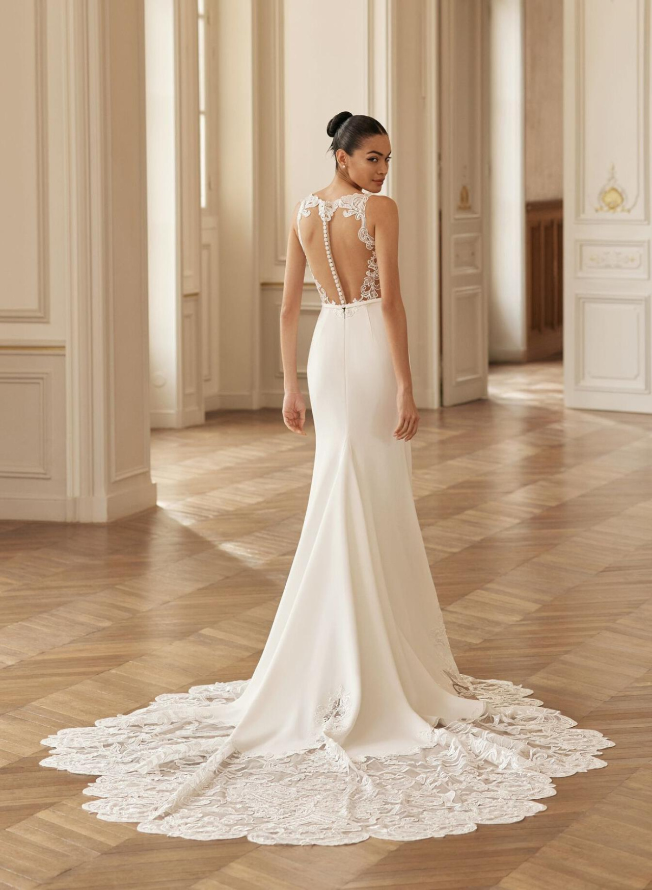 Лаконичное свадебное платье рыбка с кружевным шлейфом фото