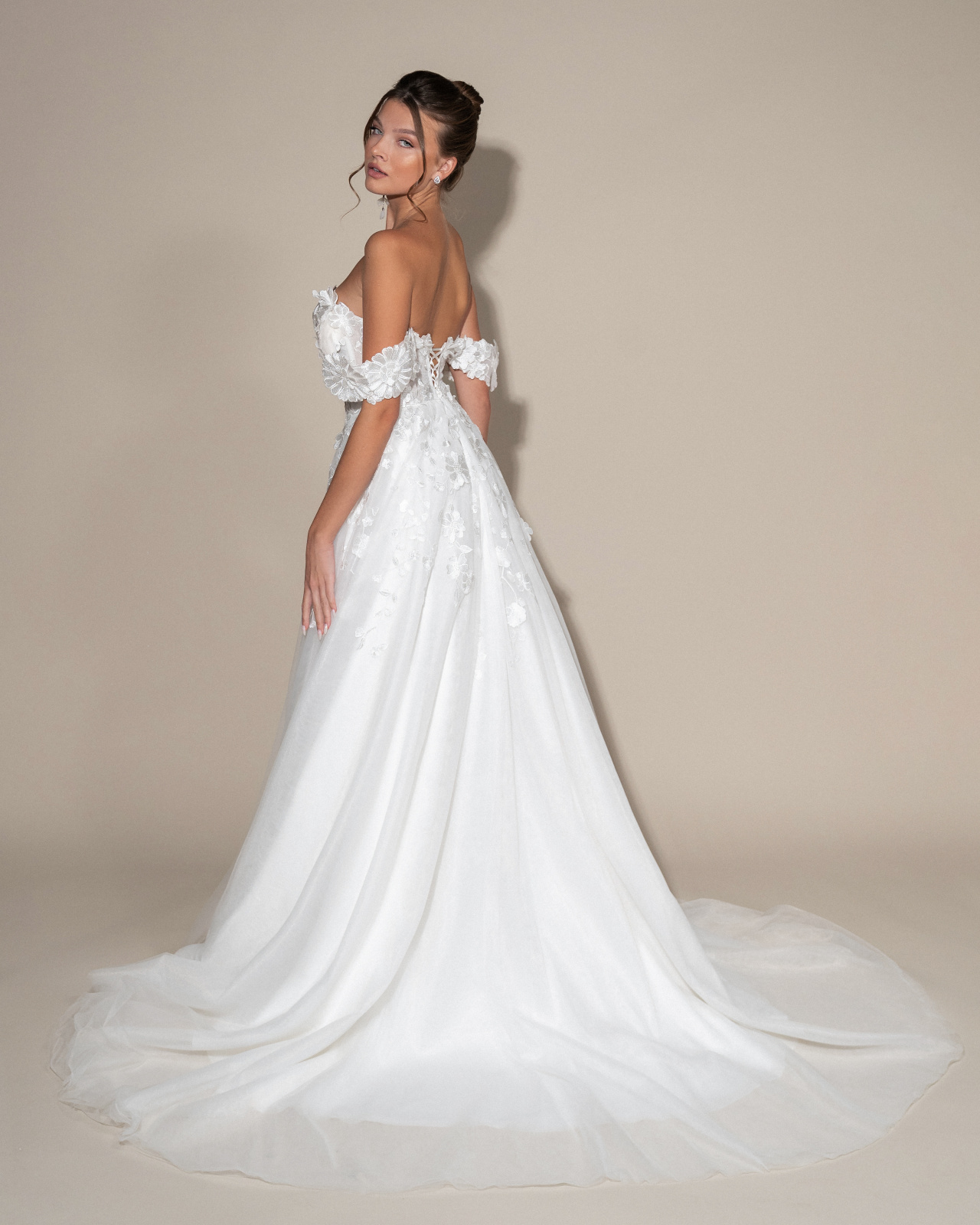 Нежное свадебное платье с разрезом фото