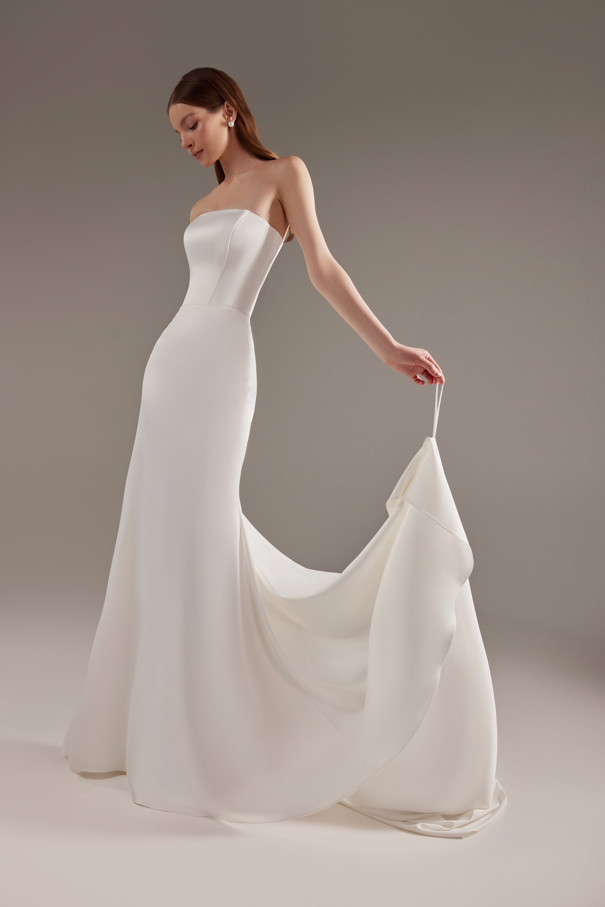 Русалка из атласа-стрейчас со съемными рукавами-клешь фото