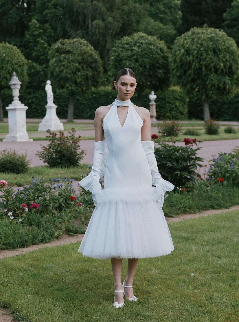 Облегающее свадебное платье с юбкой расклешенной ниже бедер фото