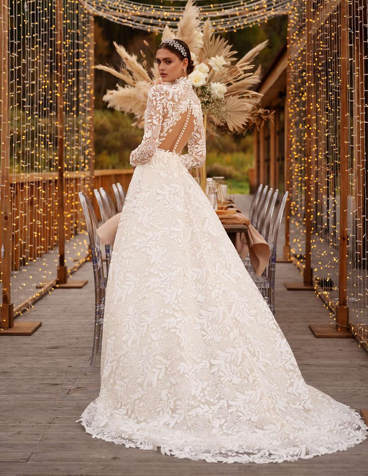 Закрытое свадебное платье в хлопковом кружеве фото