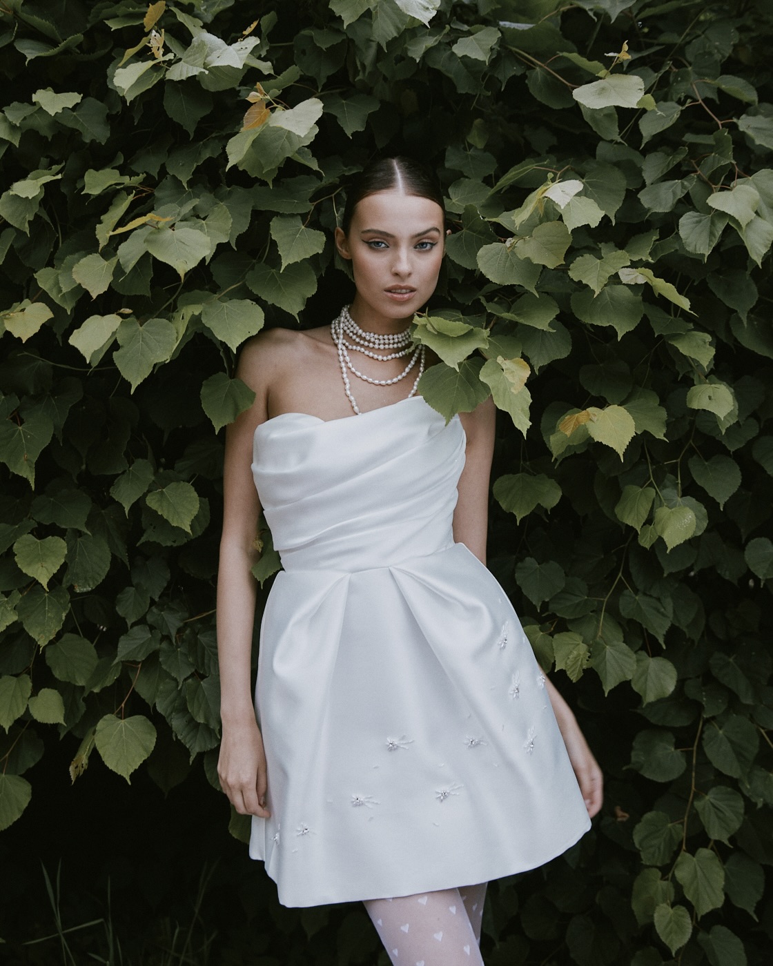 Свадебное платье мини с нежным узором на юбке фото