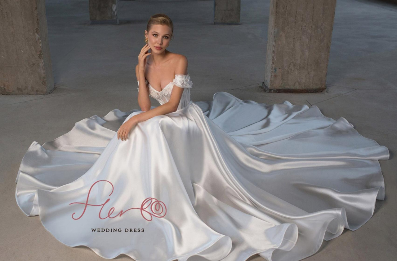 Атласное свадебное платье с цветочным декором по лифу фото