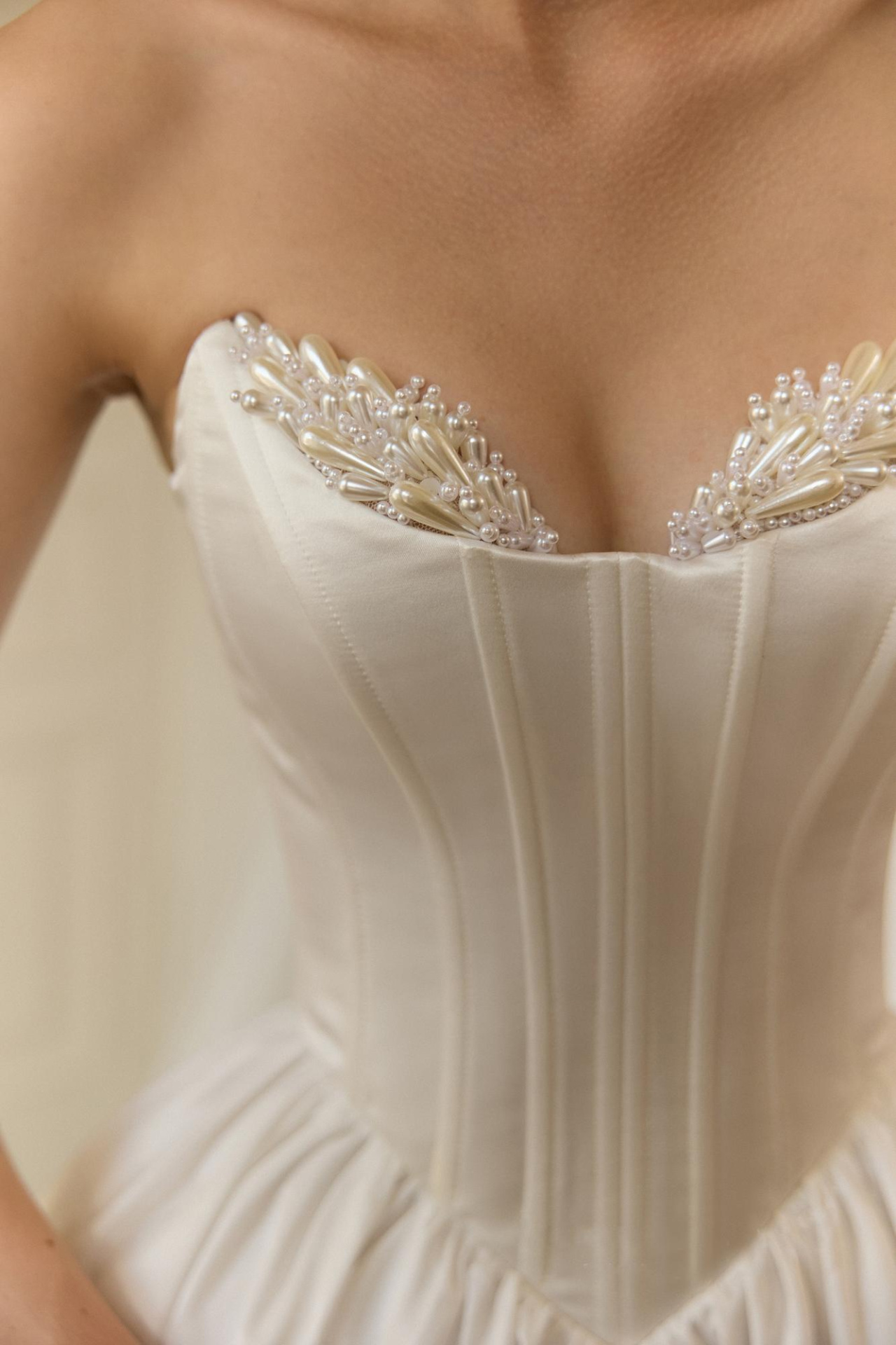 Атласное свадебное платье с фасоном юбки в стиле рококо фото