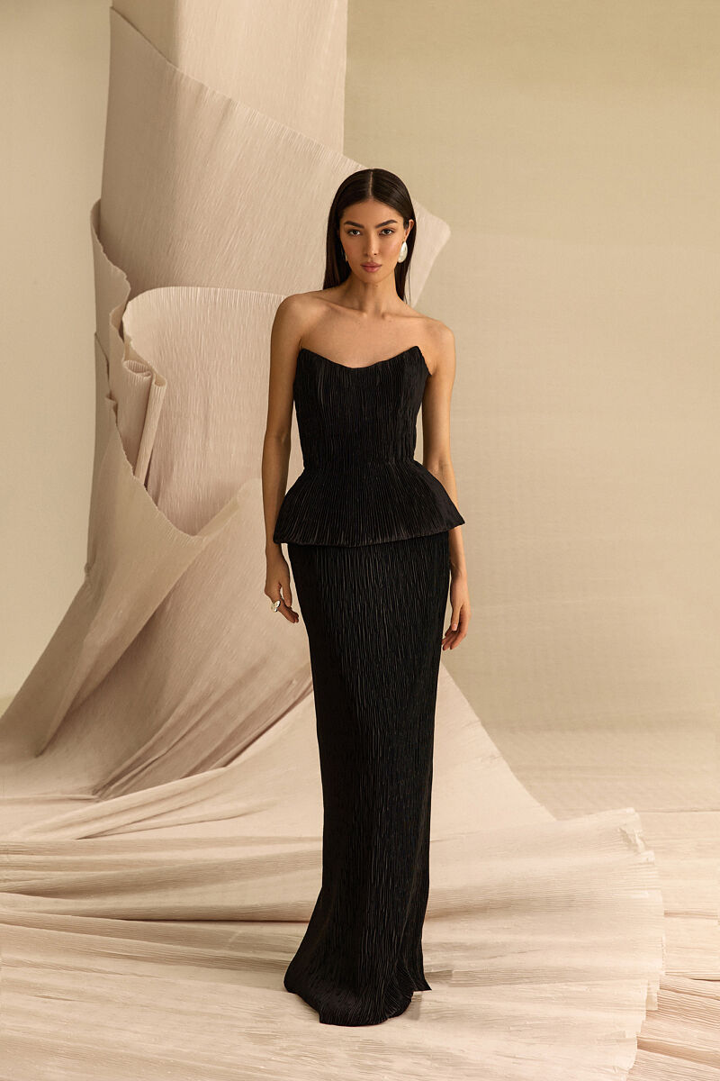 Черное вечернее платье из ткани-плиссе фото