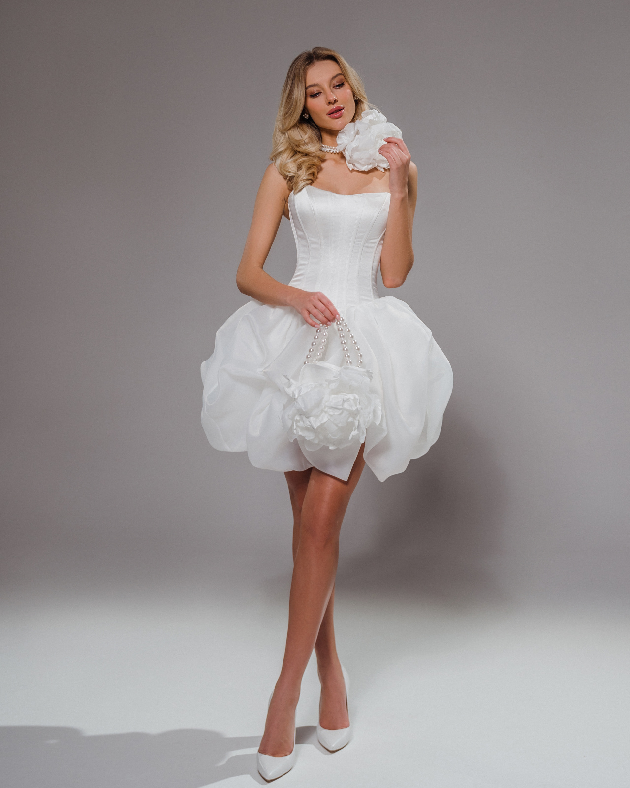 Короткое свадебное платье на корсете в стиле принцесса фото