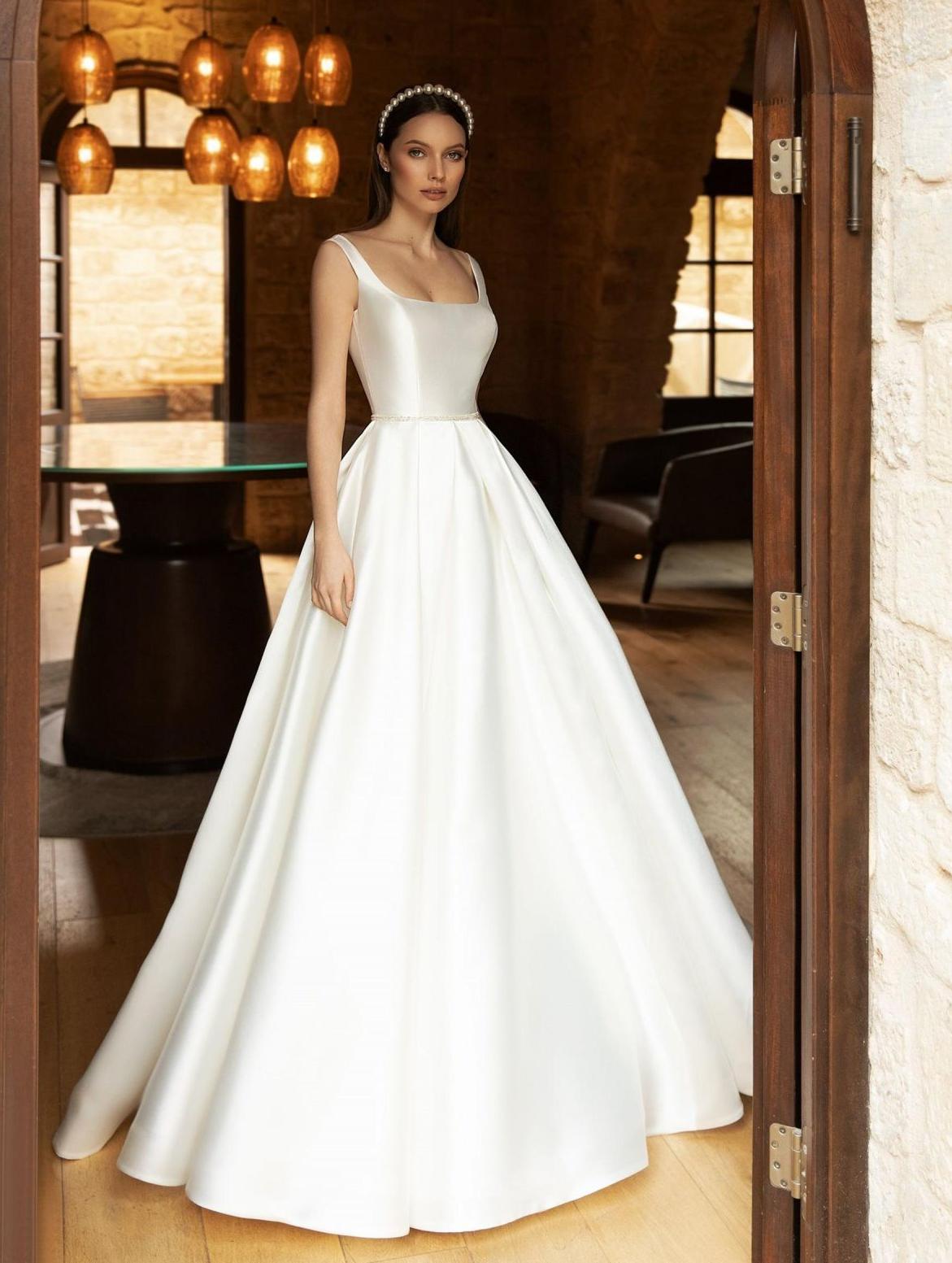 Атласное свадебное платье с открытой спиной фото