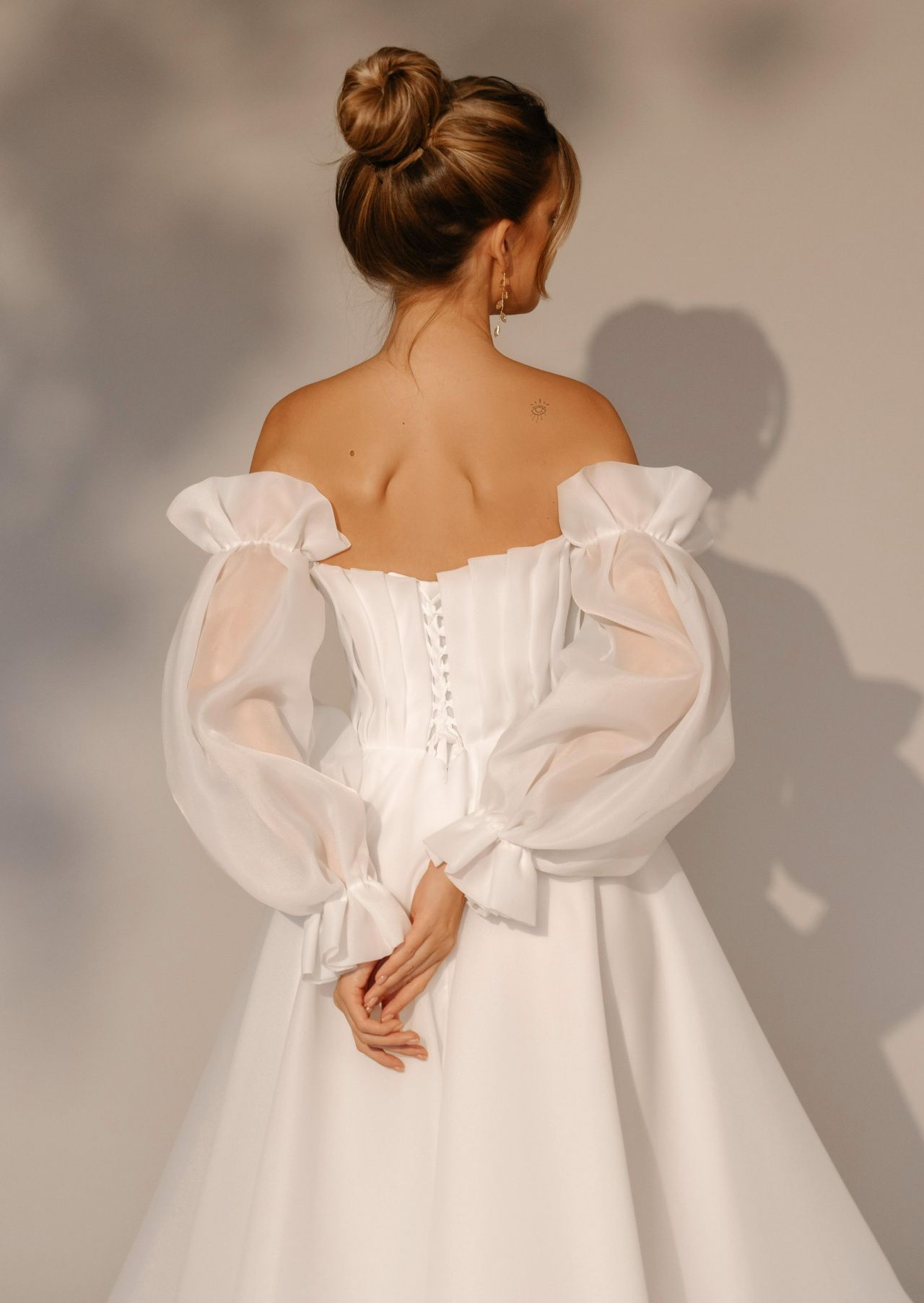 Белое свадебное платье миди фото