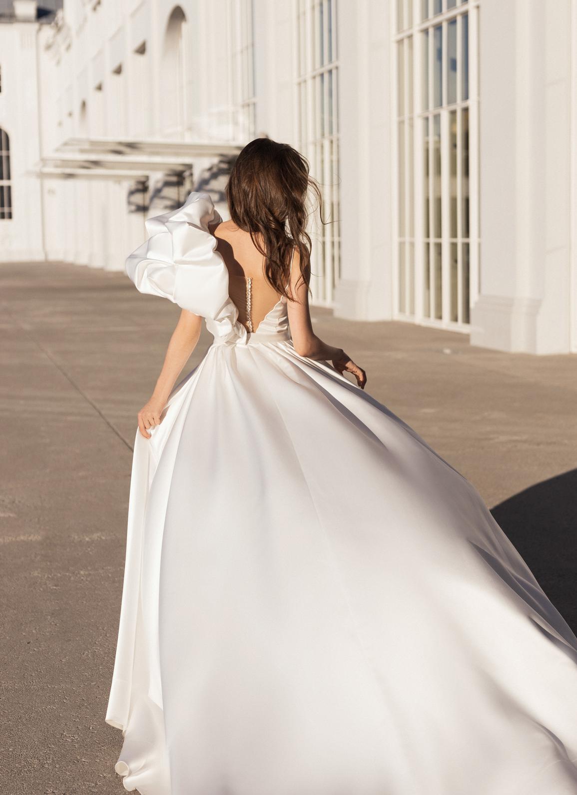 Лаконичное свадебное платье на тонких бретелях фото