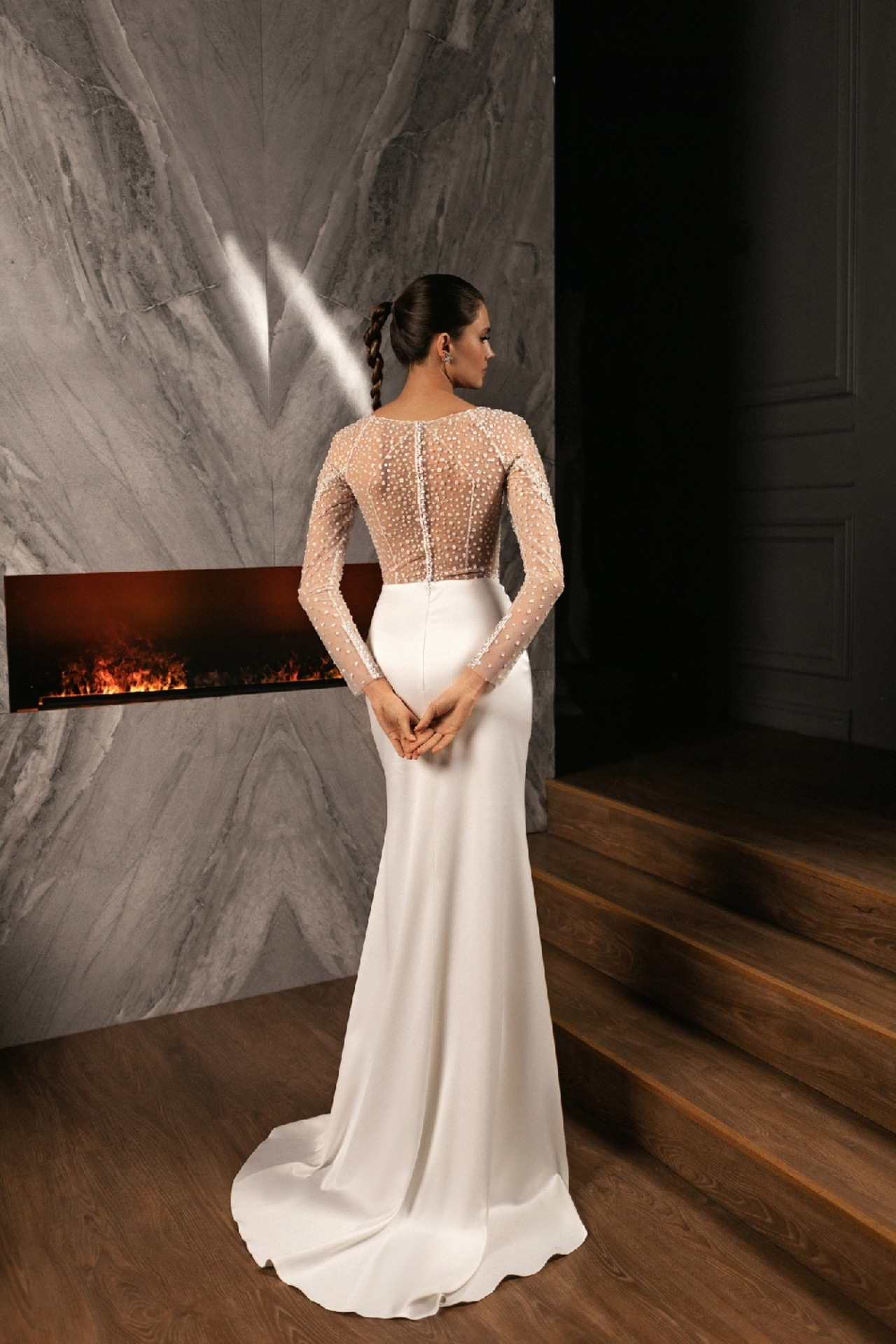 Атласное свадебное платье рыбка с кружевной спинкой и рукавами фото