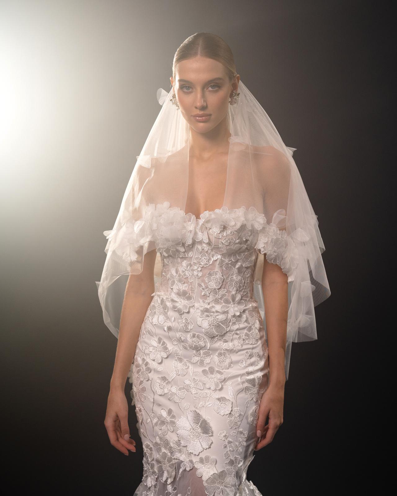 Роскошное свадебное платье с объемным кружевом фото