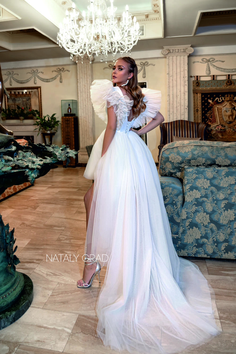 Короткое свадебное платье из фатина со шлейфом фото