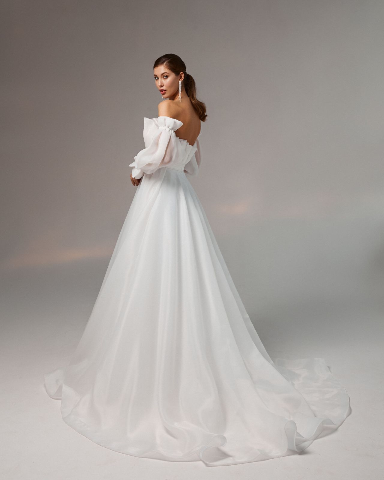 Белое свадебное платье с пышными съемными  рукавами фото