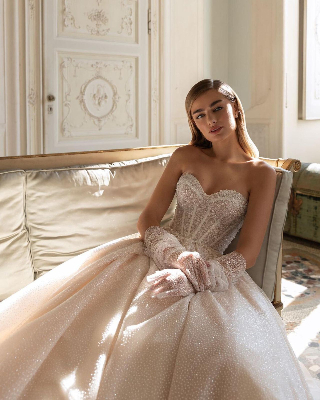 Ослепляющее свадебное платье с длинным шлейфом фото