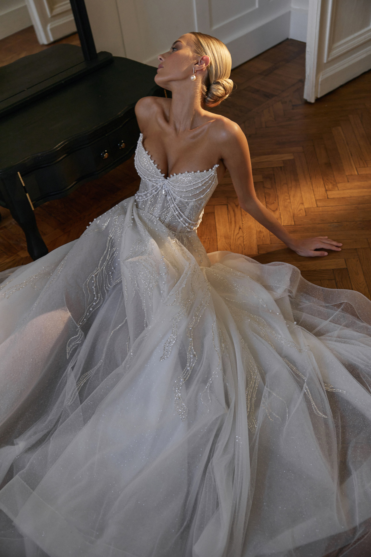 Роскошное свадебное платье декорированное жемчугом фото