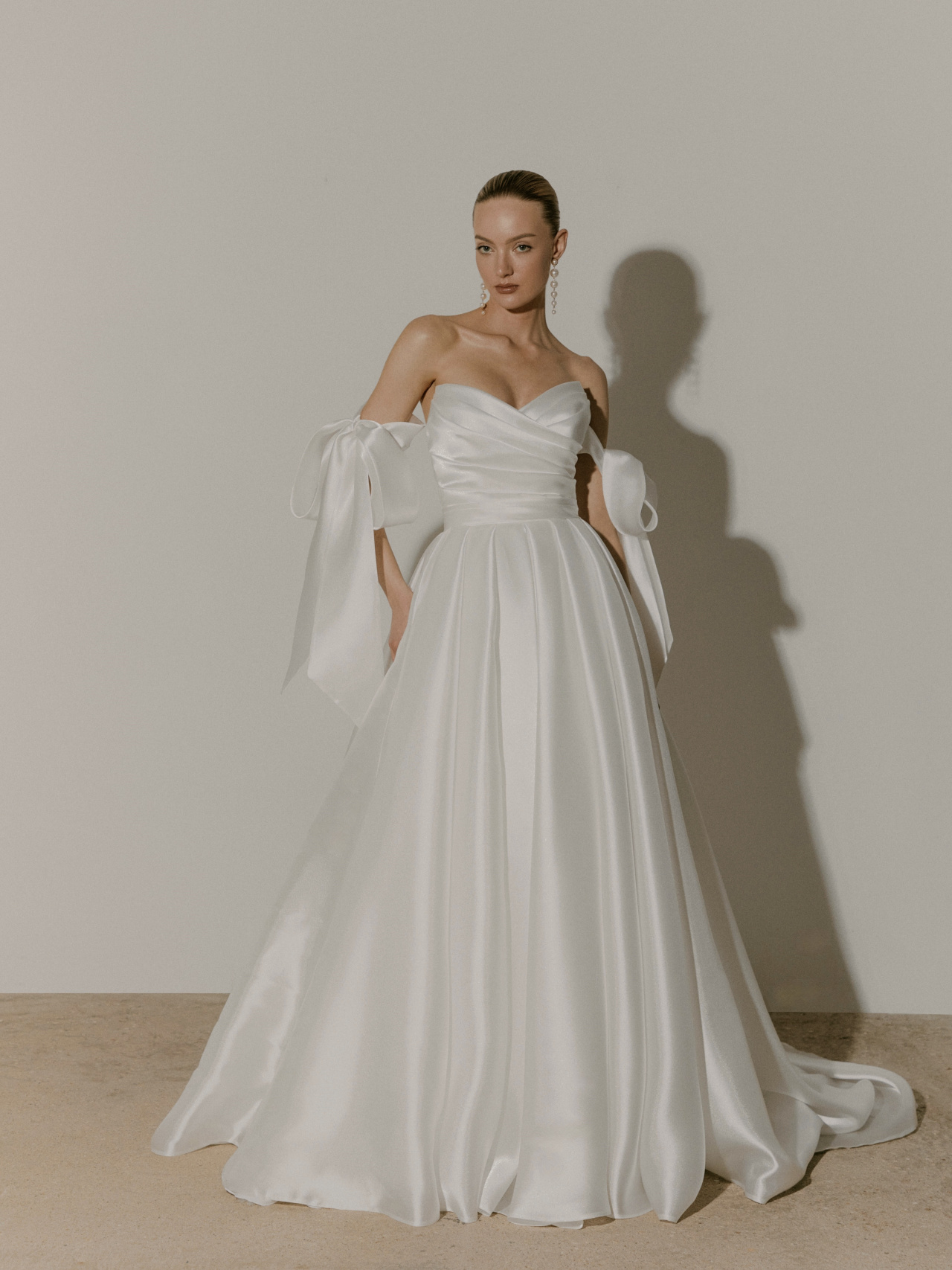 Атласное свадебное платье с бретелями-бантами фото