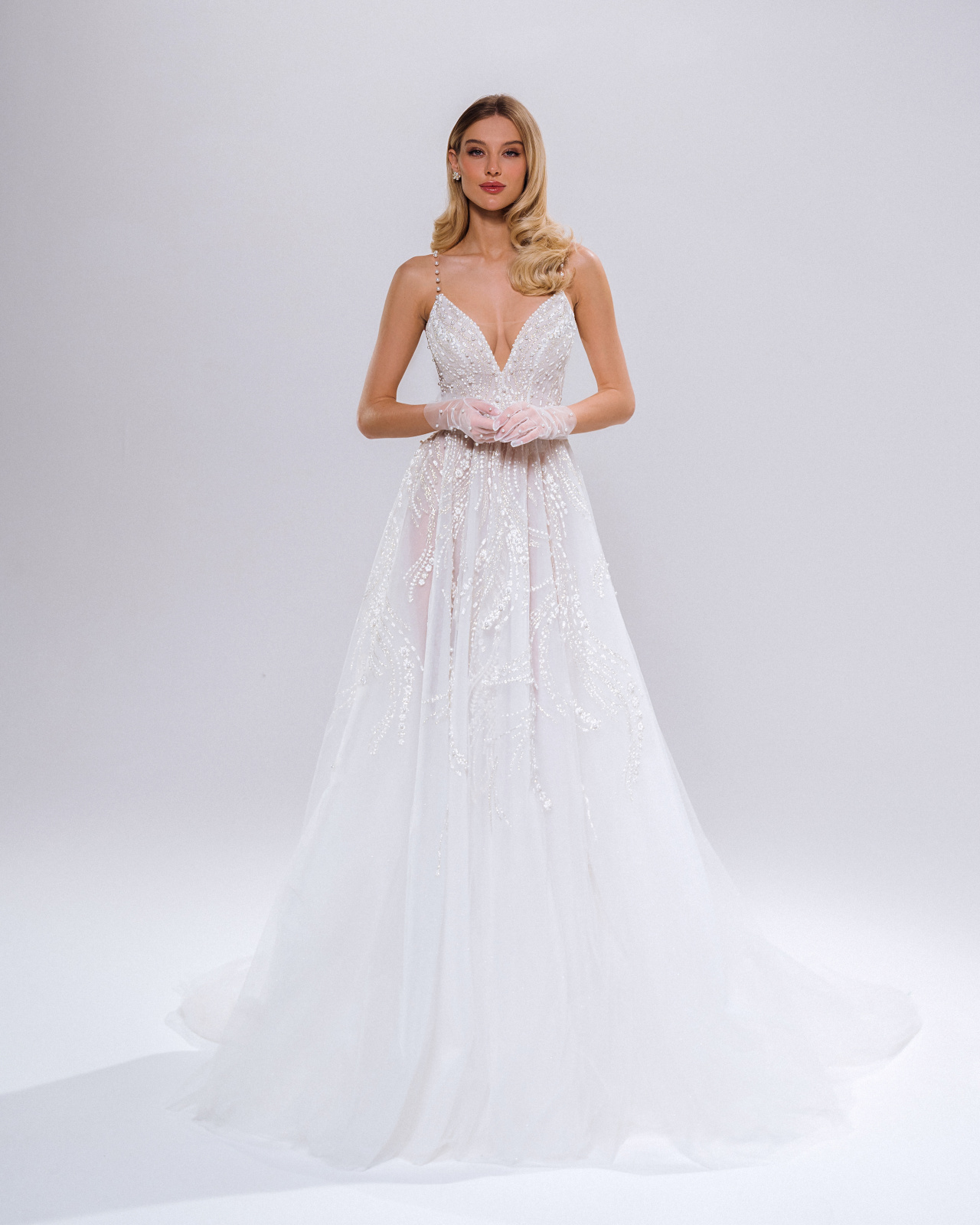 Сверкающее свадебное платье на тонких бретельках фото