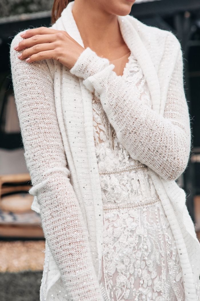 Белый свитер с пайетками