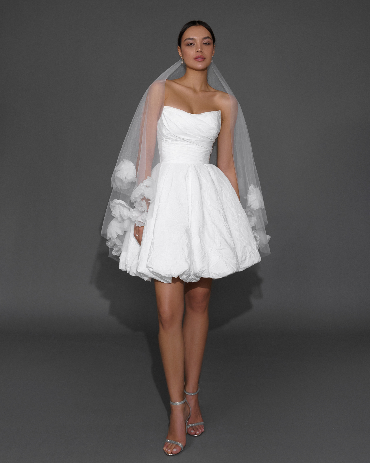 Стильное короткое свадебное платье из тафты фото