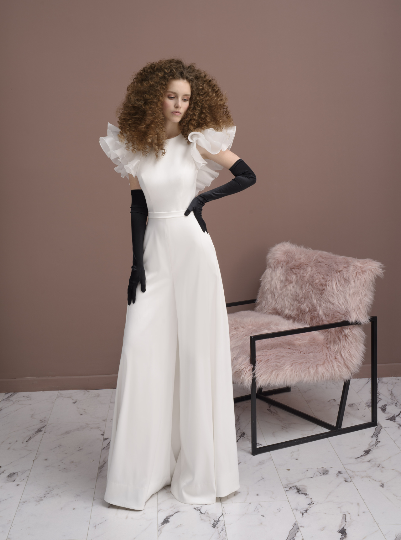 Свадебный комбинезон с рюшами фото