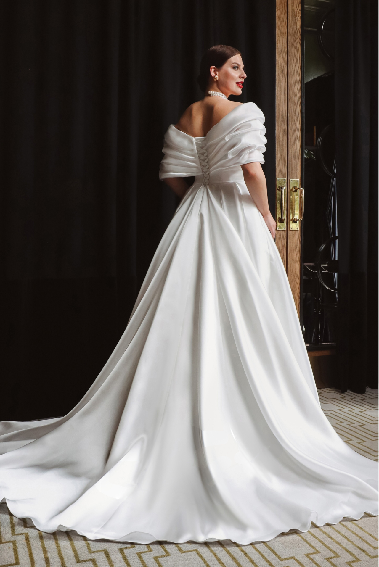 Белое свадебное платье со спущенными плечиками фото