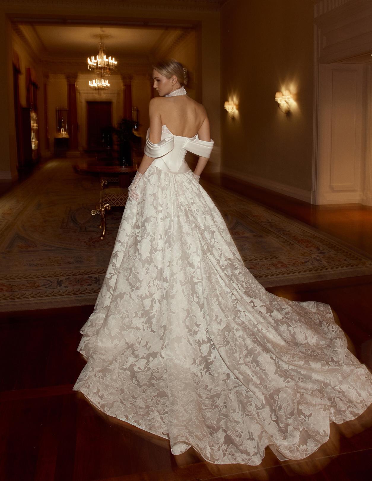 Роскошное свадебное платье из авторского кружева с атласным корсетом фото